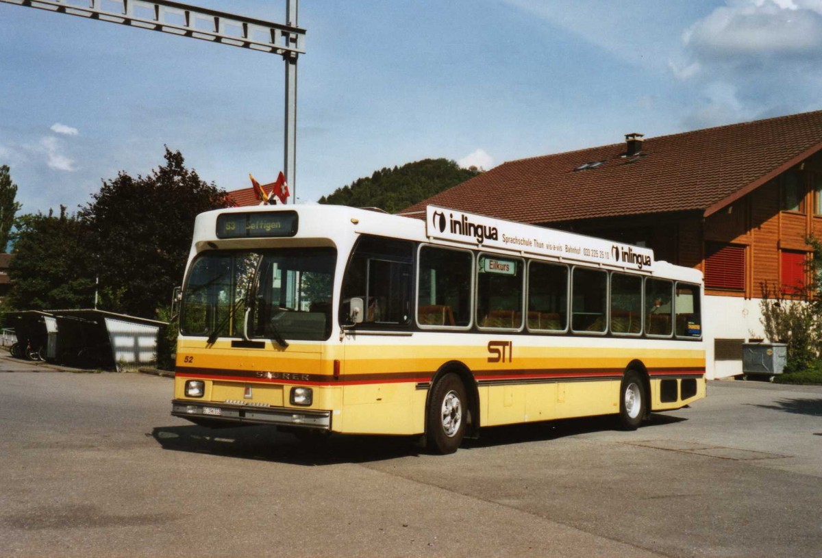 (119'618) - STI Thun - Nr. 52/BE 396'552 - Saurer/R&J am 9. August 2009 beim Bahnhof Wimmis