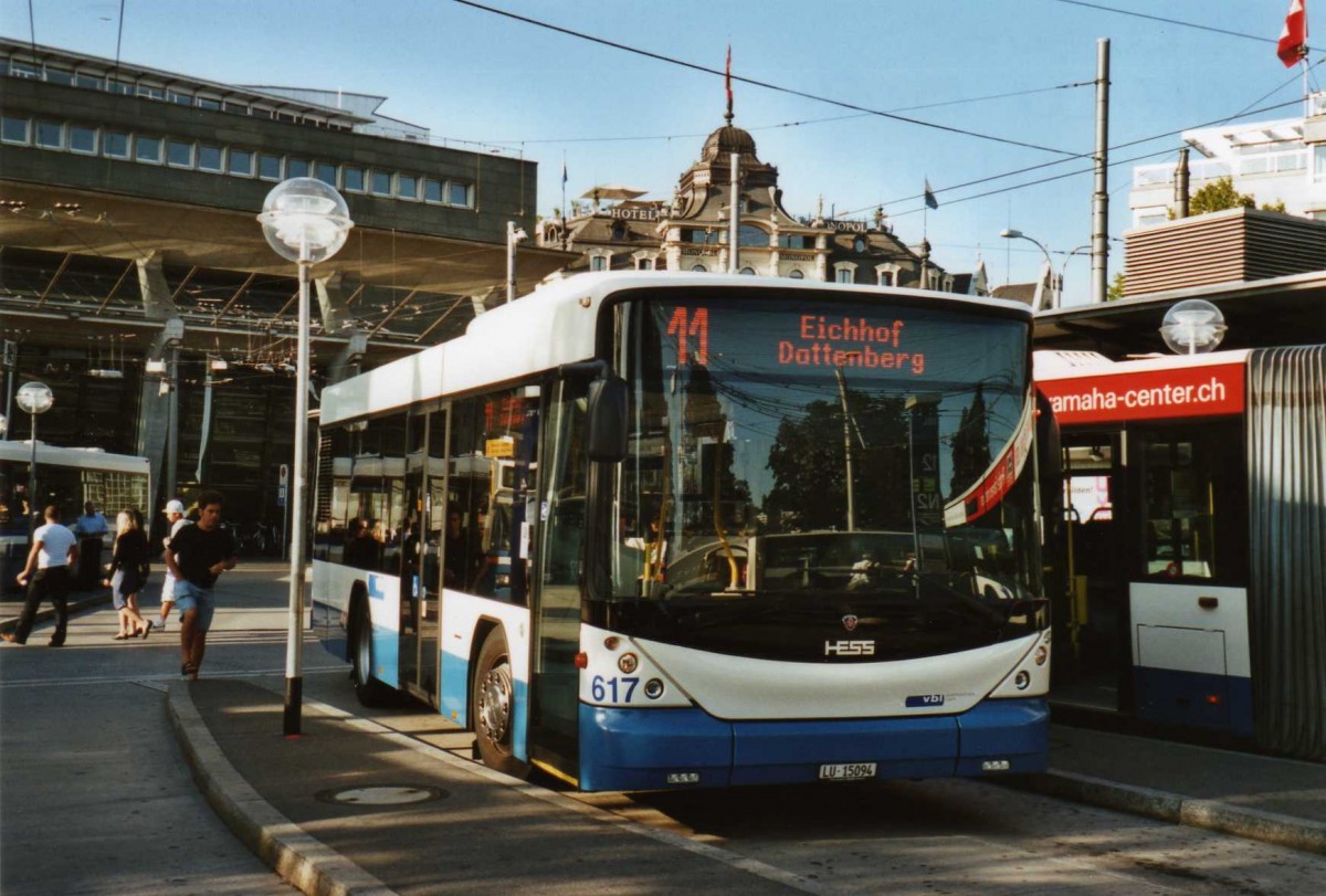 (119'637) - VBL Luzern - Nr. 617/LU 15'094 - Scania/Hess am 15. August 2009 beim Bahnhof Luzern