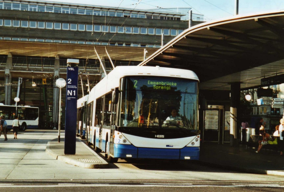 (119'702) - VBL Luzern - Nr. 212 - Hess/Hess Gelenktrolleybus am 15. August 2009 beim Bahnhof Luzern