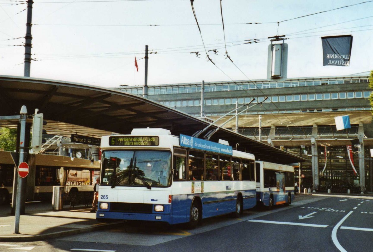 (119'718) - VBL Luzern - Nr. 265 - NAW/R&J-Hess Trolleybus am 15. August 2009 beim Bahnhof Luzern