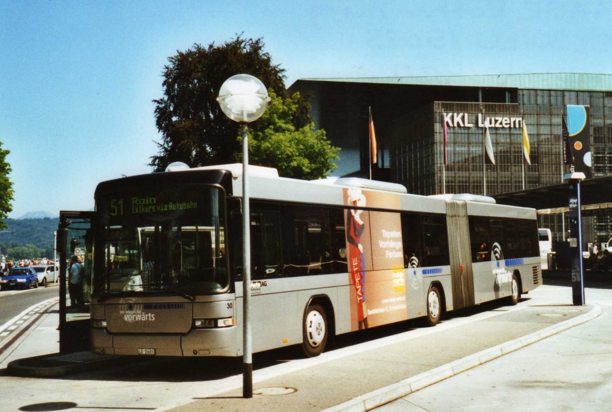 (120'023) - AAGR Rothenburg - Nr. 30/LU 15'683 - Scania/Hess am 15. August 2009 beim Bahnhof Luzern