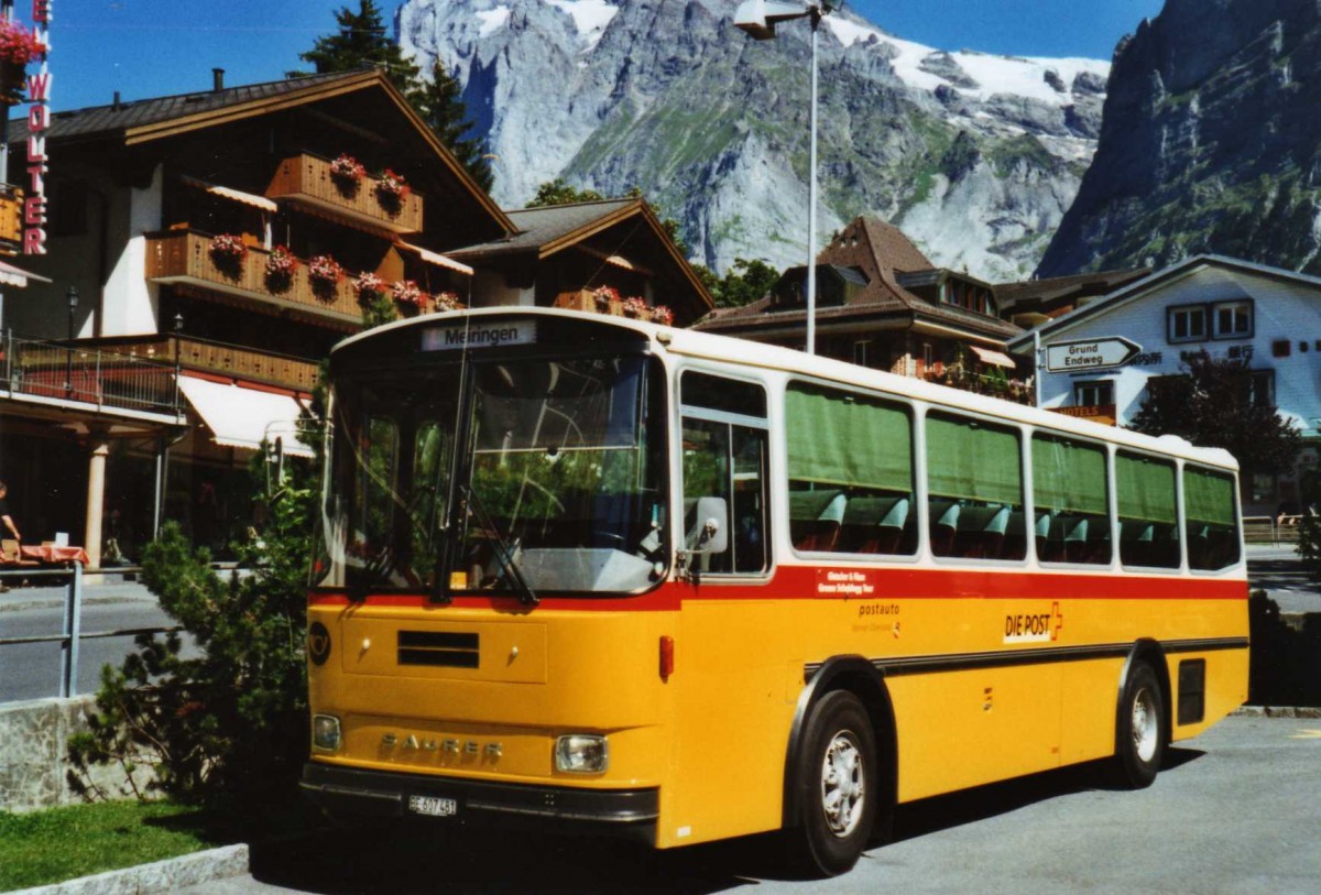 (120'401) - AVG Meiringen - Nr. 74/BE 607'481 - Saurer/R&J (ex P 24'357) am 23. August 2009 beim Bahnhof Grindelwald