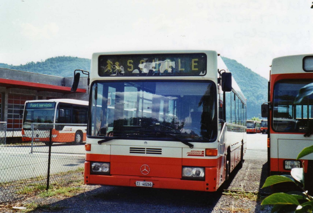 (121'104) - AMSA Chiasso - Nr. 6/TI 40'266 - Mercedes (ex Vorfhrfahrzeug) am 12. September 2009 in Balerna, Garage