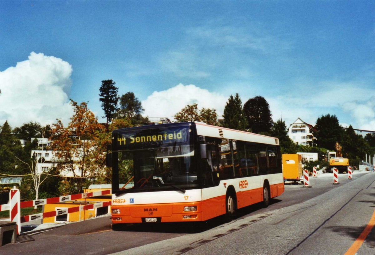 (121'212) - RBS Worblaufen - Nr. 17/BE 467'417 - MAN am 14. September 2009 beim Bahnhof Bolligen