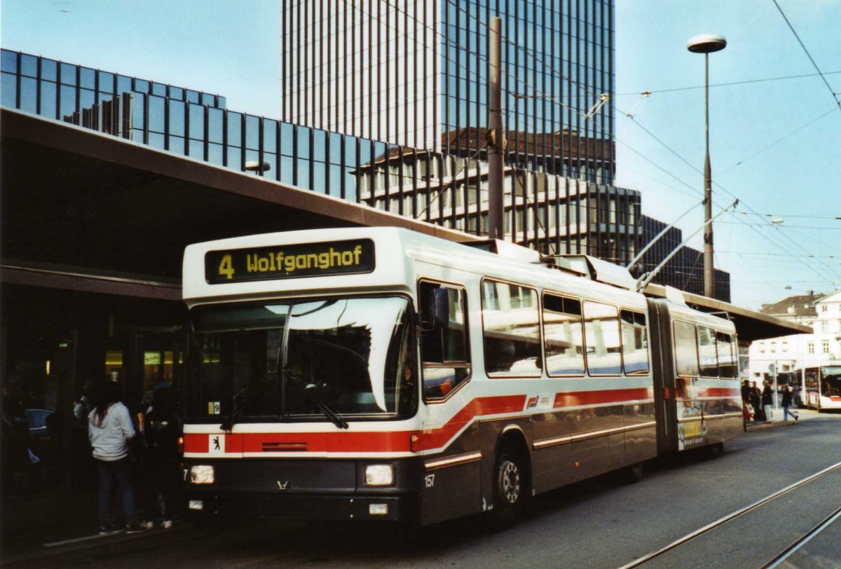 (121'329) - VBSG St. Gallen - Nr. 157 - NAW/Hess Gelenktrolleybus am 23. September 2009 beim Bahnhof St. Gallen