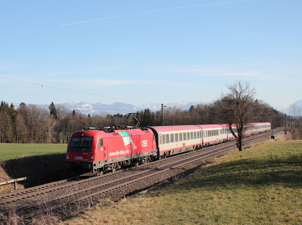 1216 015 ist am 7. Mrz 2015 bei Hilperting mit einem EC vom Brenner nach Mnchen unterwegs.
