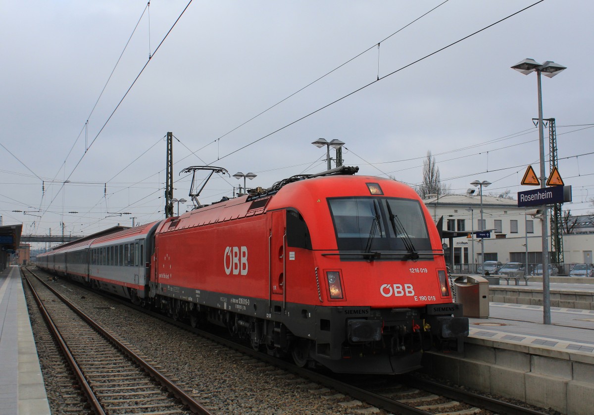1216 019-0 beim Halt im Bahnhof von Rosenheim am 1. Dezember 2012.