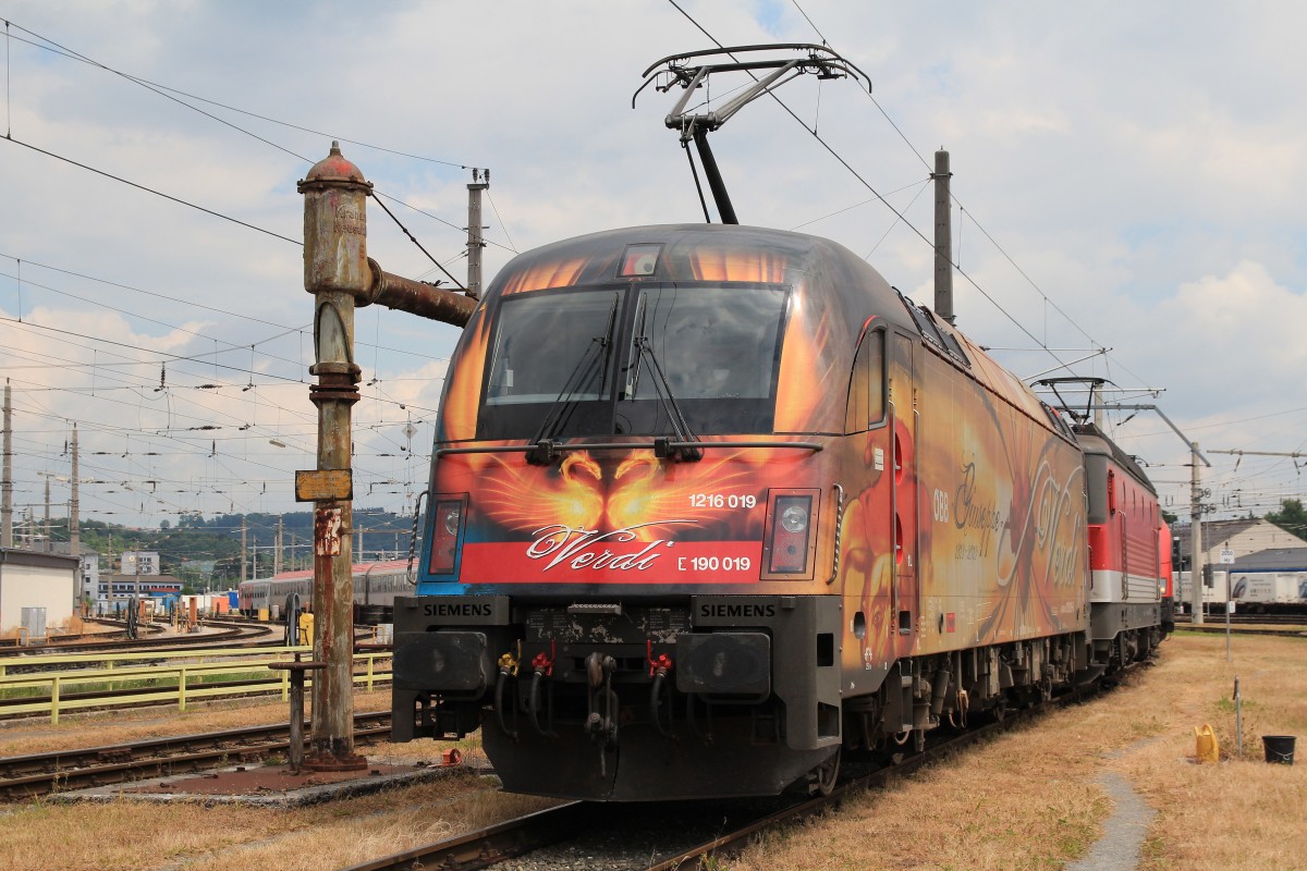 1216 019-9 der  Wagner/Verdi -Taurus beim  Wasser fassen  am 14. Juni 2014 im Depot Salzburg.