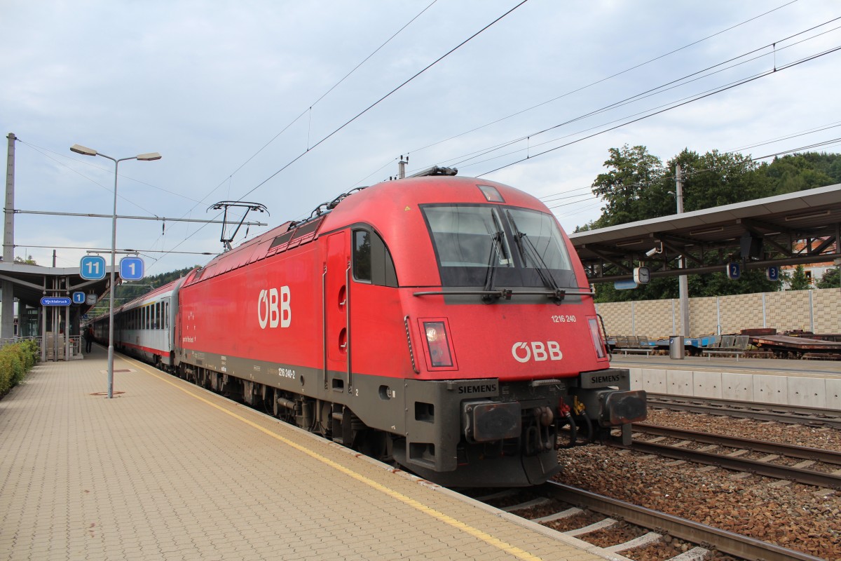 1216 240-2 am 15. August 2012 im Bahnhof von Vcklabruck.