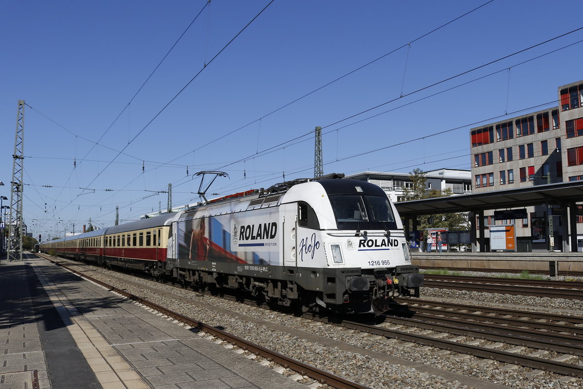 1216 955 durchfhrt am 14. Oktober 2018 mit dem  AKE-Rheingold  Mnchen-Heimeranplatz in Richtung Innsbruck.
