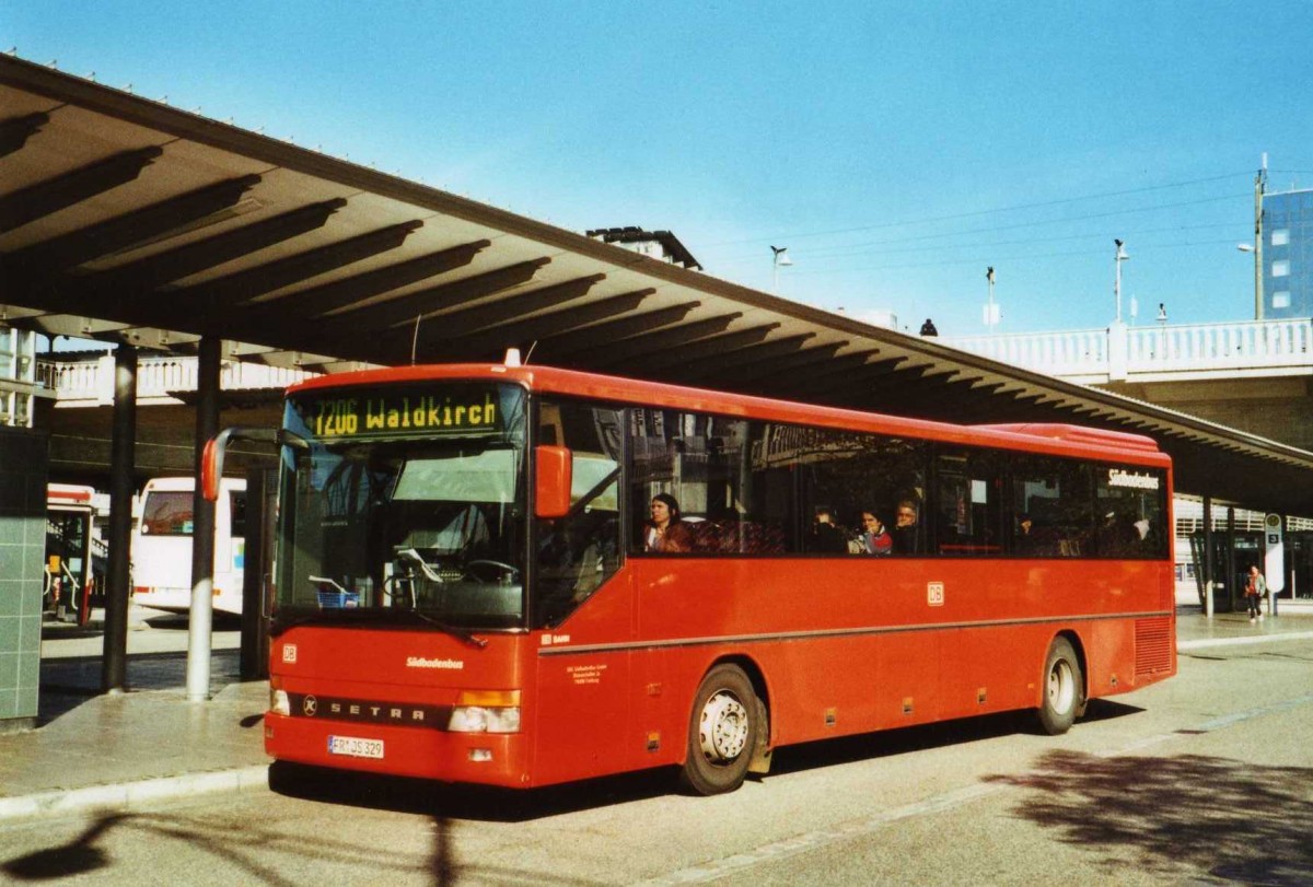 (121'603) - SBG Freiburg - FR-JS 329 - Setra am 20. Oktober 2009 beim Bahnhof Freiburg