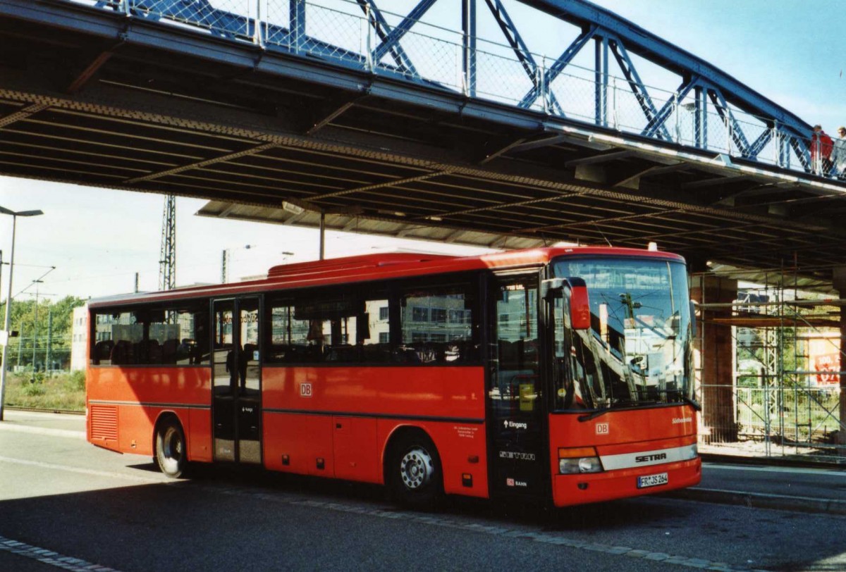 (121'606) - SBG Freiburg - FR-JS 264 - Setra am 20. Oktober 2009 beim Bahnhof Freiburg