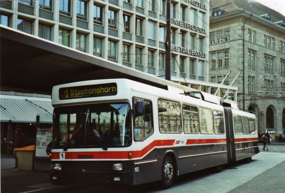 (121'626) - VBSG St. Gallen - Nr. 162 - NAW/Hess Gelenktrolleybus am 21. Oktober 2009 beim Bahnhof St. Gallen