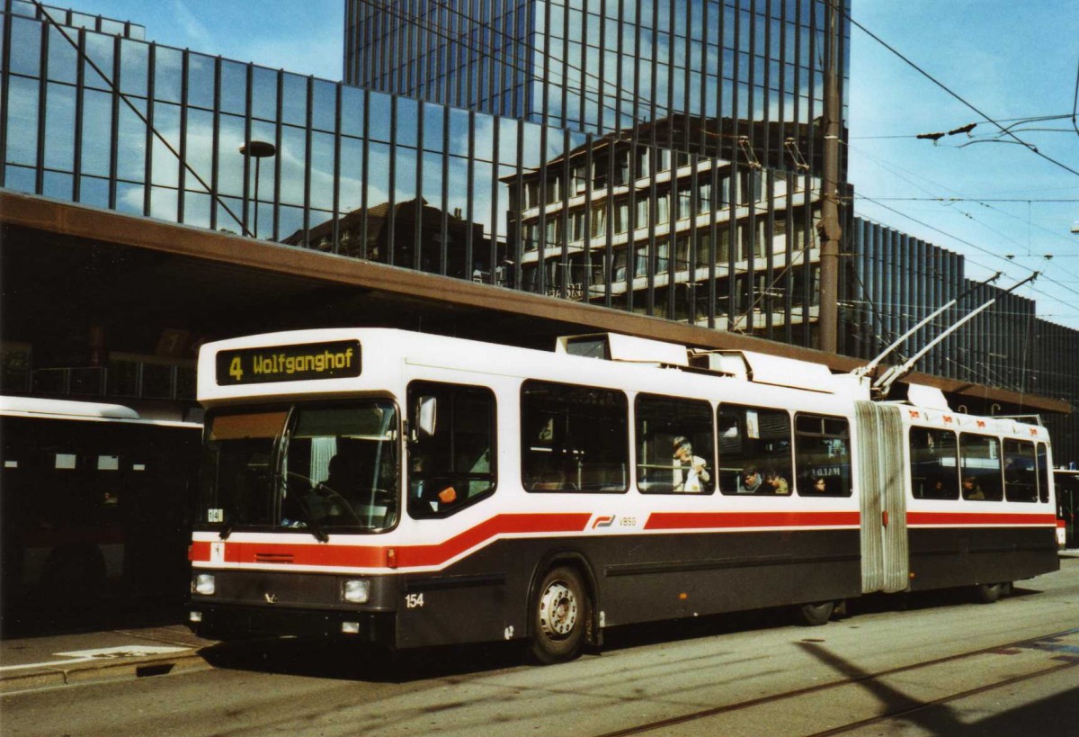 (121'629) - VBSG St. Gallen - Nr. 154 - NAW/Hess Gelenktrolleybus am 21. Oktober 2009 beim Bahnhof St. Gallen