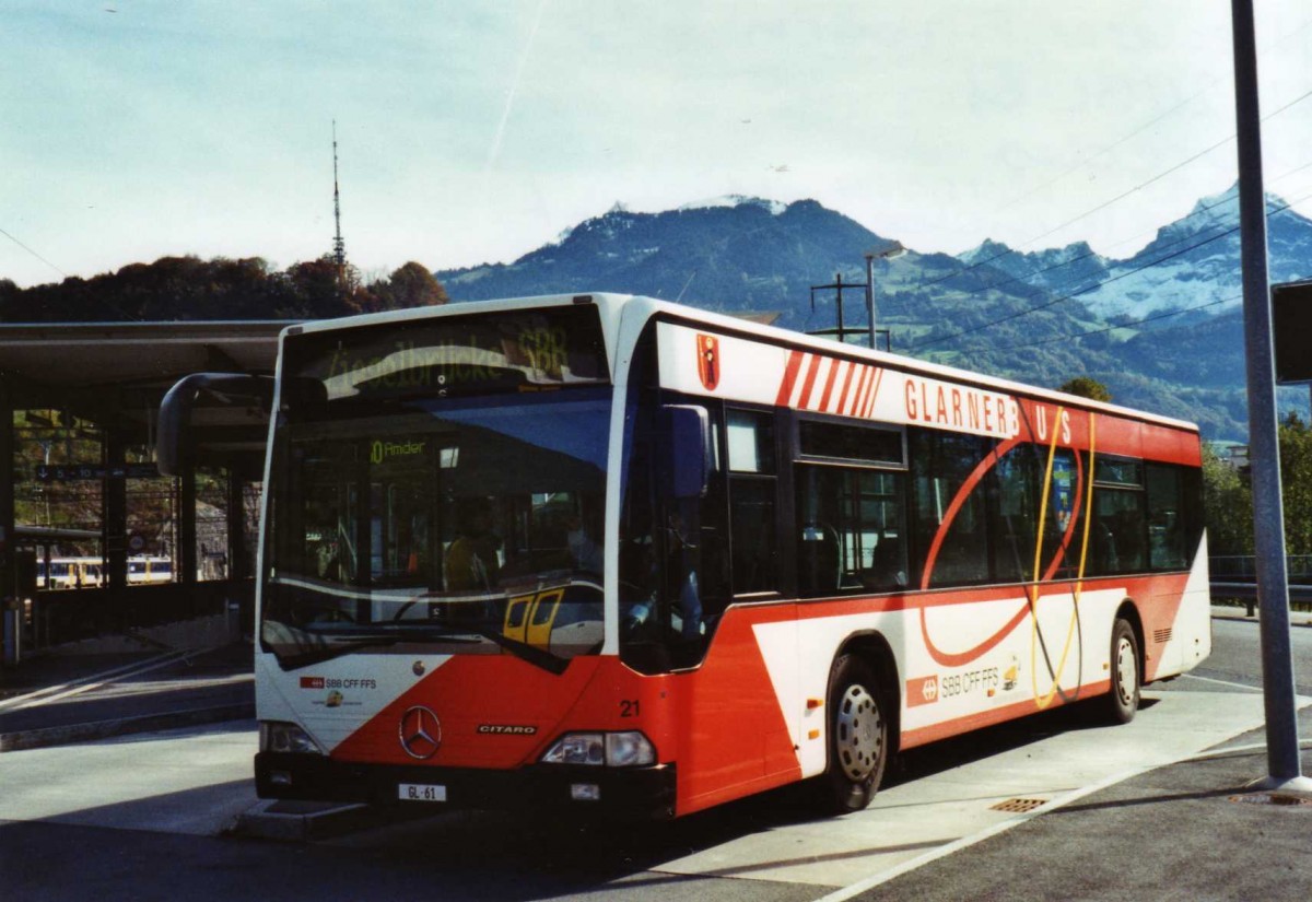 (121'730) - Niederer, Filzbach - Nr. 21/GL 61 - Mercedes am 24. Oktober 2009 beim Bahnhof Ziegelbrcke