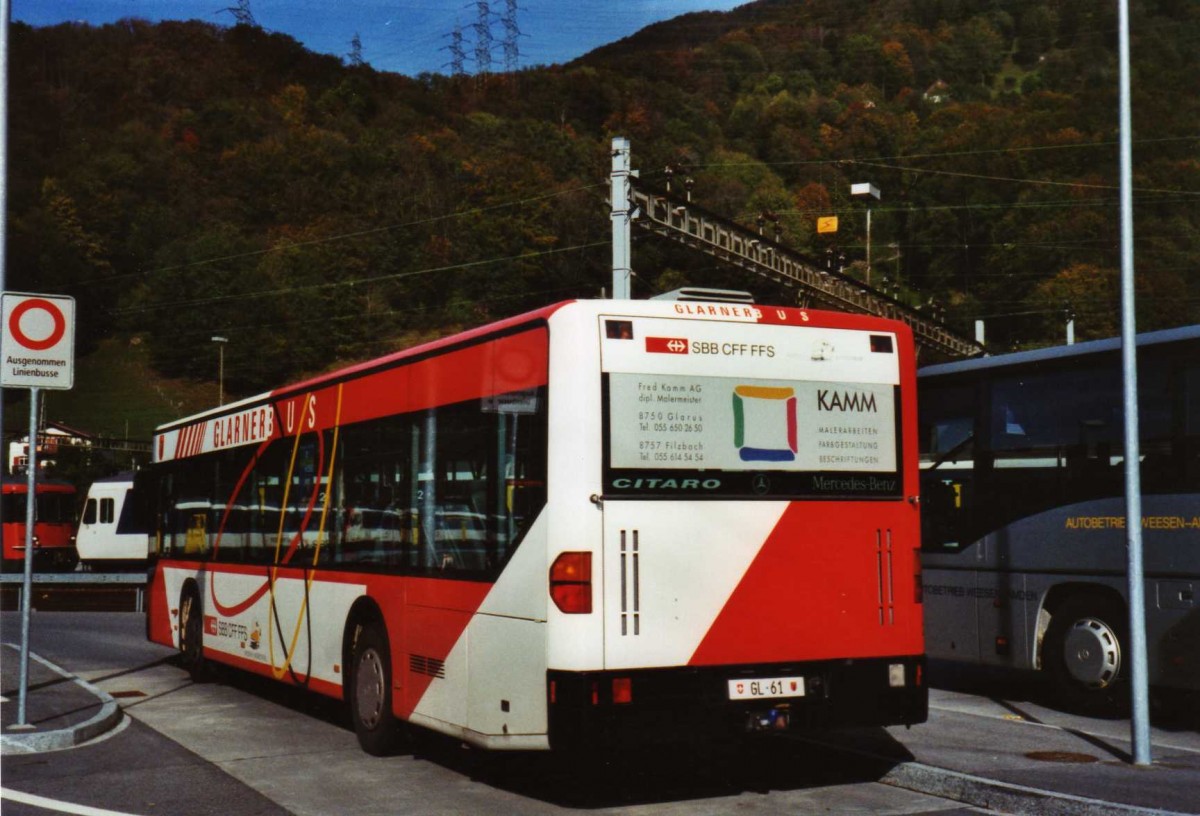 (121'731) - Niederer, Filzbach - Nr. 21/GL 61 - Mercedes am 24. Oktober 2009 beim Bahnhof Ziegelbrcke