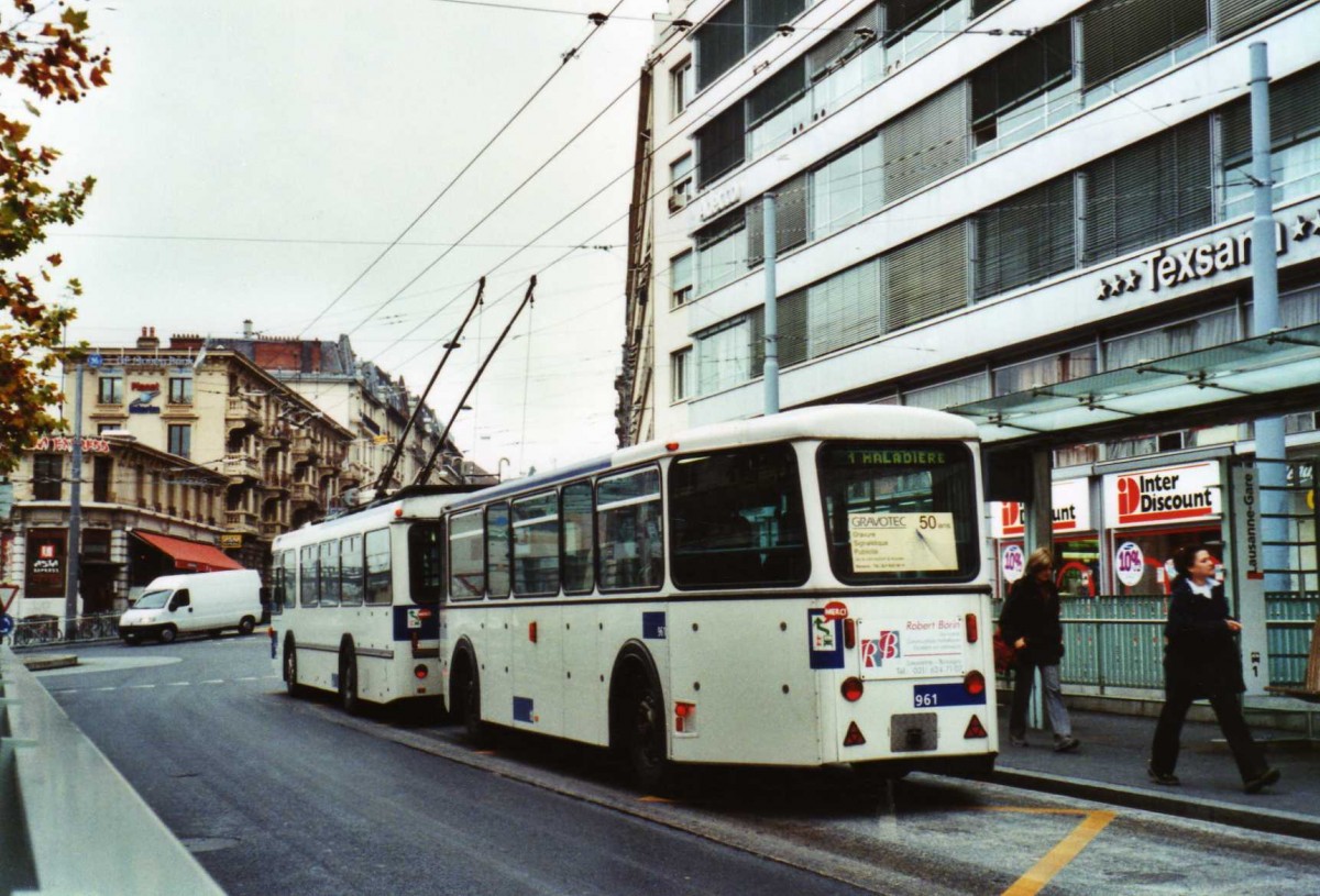 (122'215) - TL Lausanne - Nr. 961 - Rochat/Lauber Personenanhnger am 19. November 2009 beim Bahnhof Lausanne