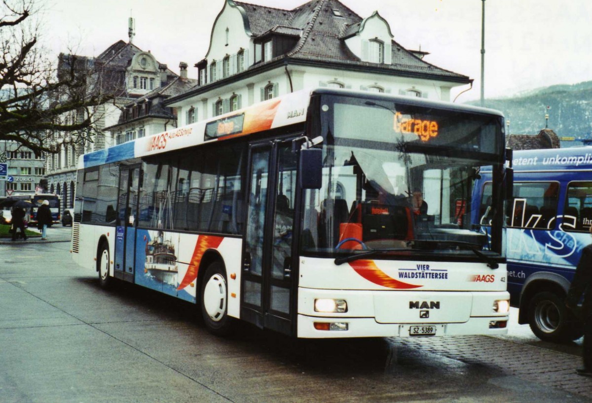 (122'610) - AAGS Schwyz - Nr. 42/SZ 5389 - MAN (ex Wegmller, Weggis) am 10. Dezember 2009 in Schwyz, Postplatz