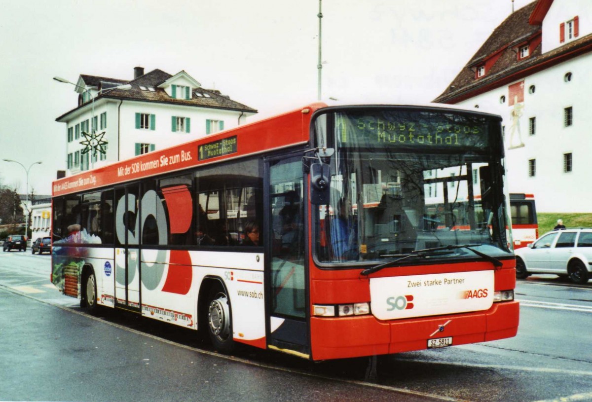 (122'620) - AAGS Schwyz - Nr. 11/SZ 5811 - Volvo/Hess am 10. Dezember 2009 in Schwyz, Postplatz