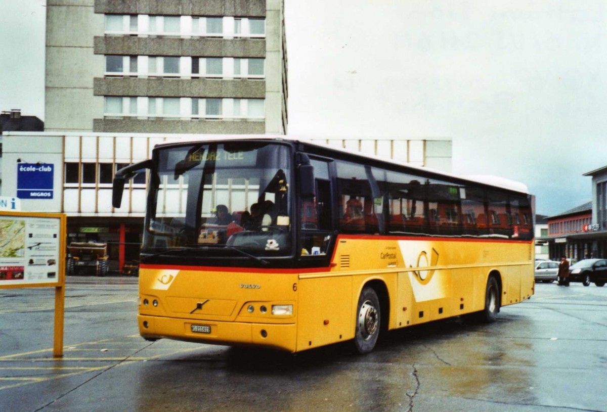 (122'804) - Lathion, Sion - Nr. 6/VS 211'611 - Volvo am 12. Dezember 2009 beim Bahnhof Sion