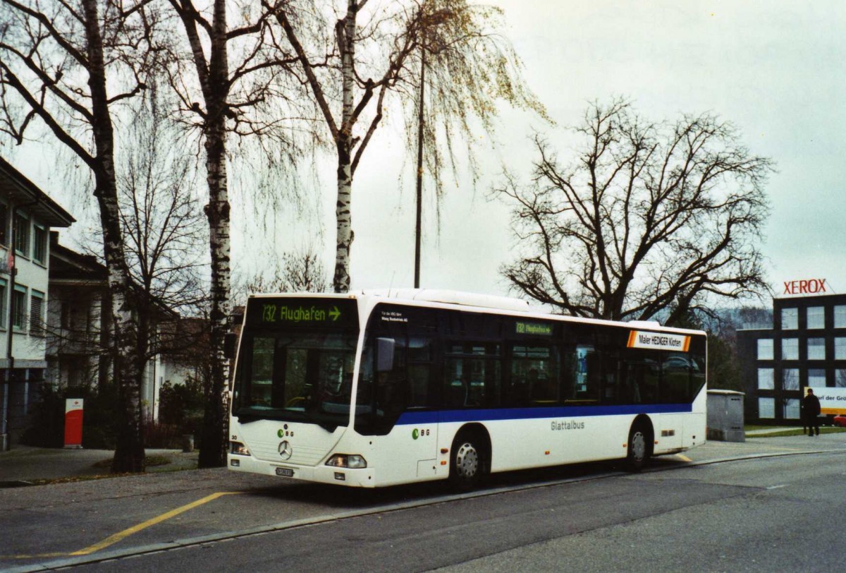 (122'915) - Maag, Kloten - Nr. 30/ZH 590'930 - Mercedes am 13. Dezember 2009 beim Bahnhof Kloten