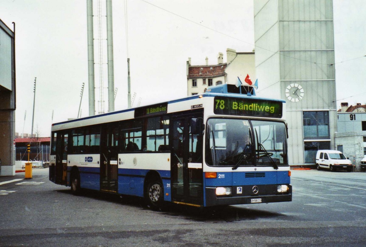 (122'924) - VBZ Zrich - Nr. 211/ZH 588'211 - Mercedes am 13. Dezember 2009 in Zrich, Garage Hardau