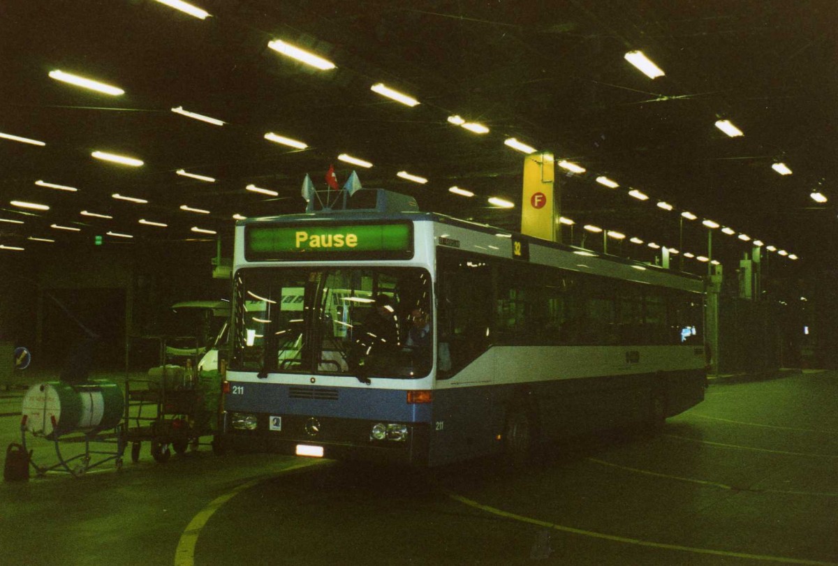 (123'115) - VBZ Zrich - Nr. 211/ZH 588'211 - Mercedes am 13. Dezember 2009 in Zrich, Garage Hardau