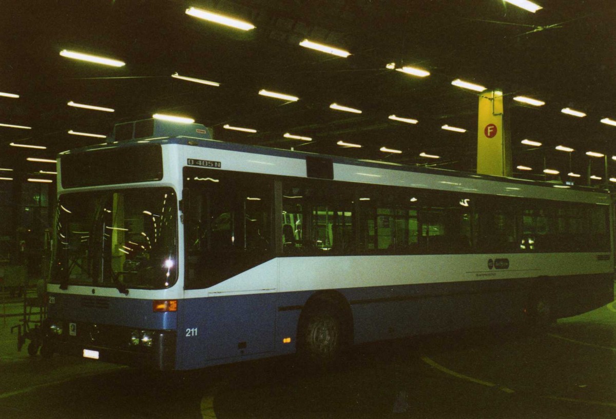 (123'116) - VBZ Zrich - Nr. 211/ZH 588'211 - Mercedes am 13. Dezember 2009 in Zrich, Garage Hardau