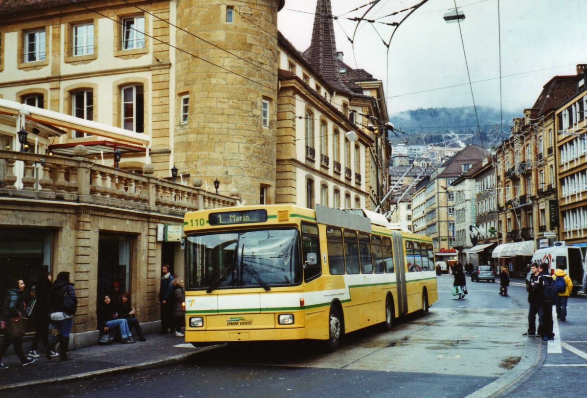 (123'331) - TN Neuchtel - Nr. 110 - NAW/Hess Gelenktrolleybus am 23. Dezember 2009 in Neuchtel, Place Pury