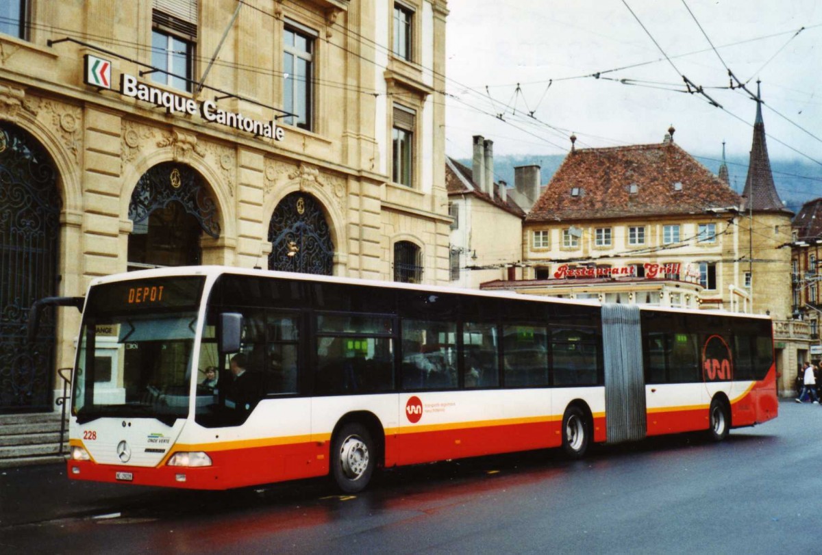 (123'408) - VR La Chaux-de-Fonds - Nr. 228/NE 29'228 - Mercedes am 23. Dezember 2009 in Neuchtel, Place Pury