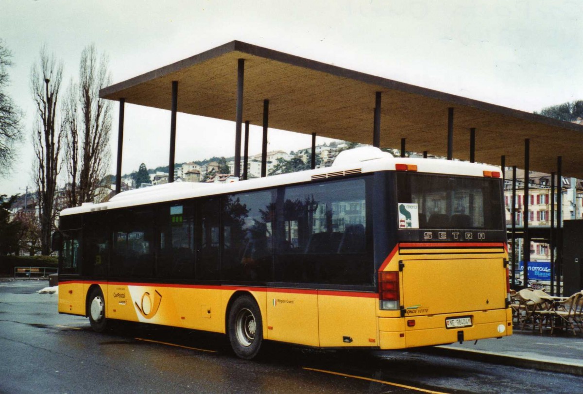 (123'410) - CarPostal Ouest - NE 98'404 - Setra am 23. Dezember 2009 beim Bahnhof Neuchtel