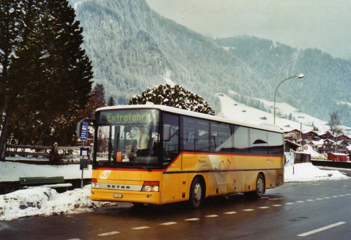 (124'035) - Spring, Schwenden - BE 26'671 - Setra am 10. Januar 2010 beim Bahnhof Frutigen