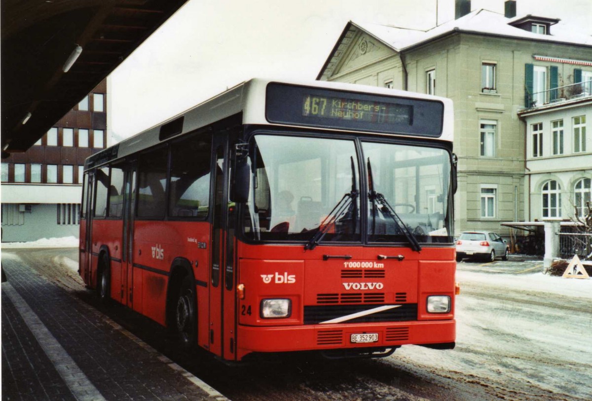 (124'137) - Busland, Burgdorf - Nr. 24/BE 352'903 - Volvo/Lauber (ex AAGK Koppigen Nr. 4) am 11. Januar 2010 beim Bahnhof Burgdorf