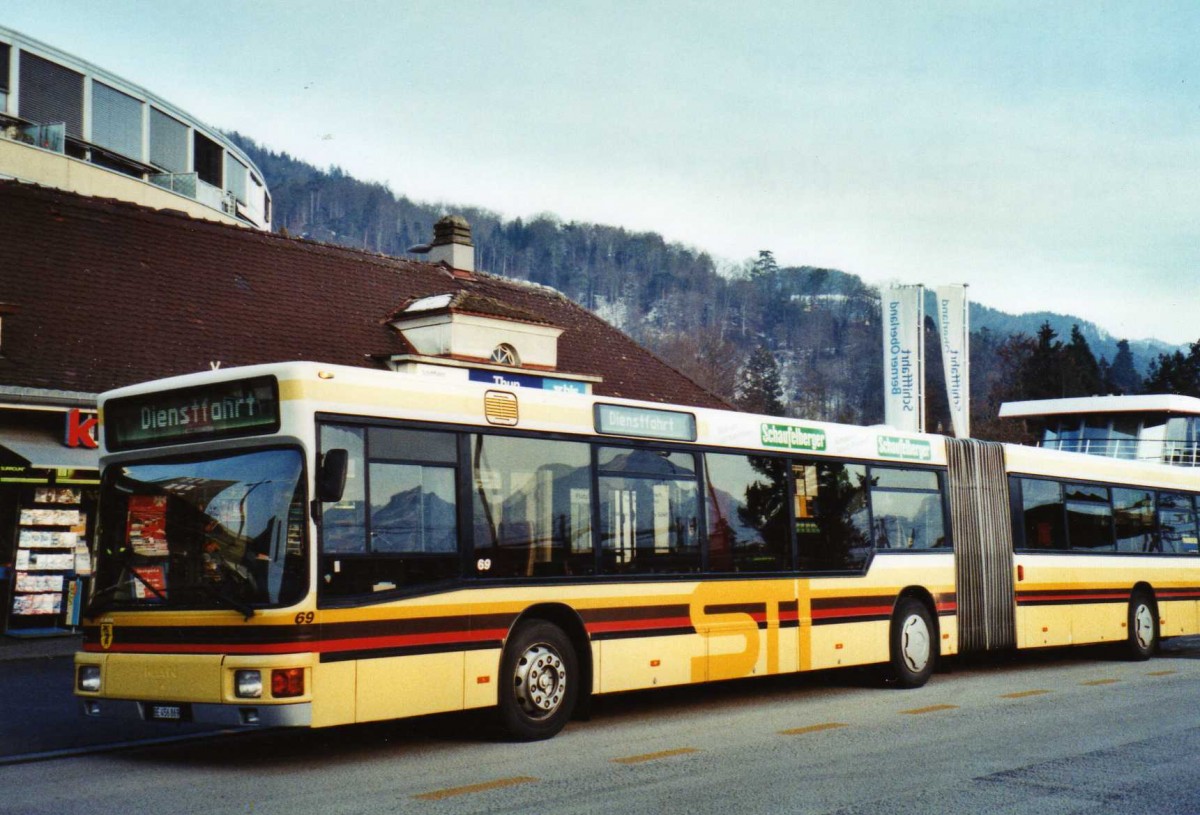 (124'225) - STI Thun - Nr. 69/BE 456'869 - MAN am 23. Januar 2010 beim Bahnhof Thun