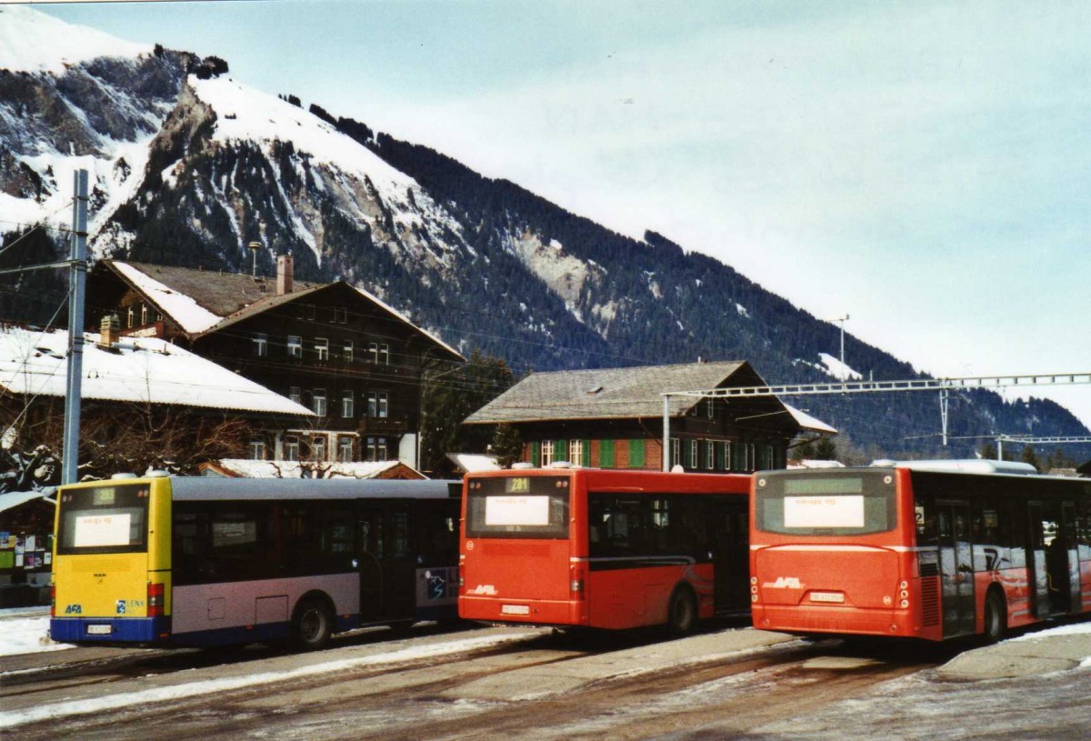 (124'233) - AFA Adelboden - Nr. 56/BE 611'030 + Nr. 55/BE 611'055 - MAN/Gppel + Nr. 54/BE 611'056 - Neoplan (ex VBZ Zrich Nr. 243) am 24. Januar 2010 beim Bahnhof Lenk