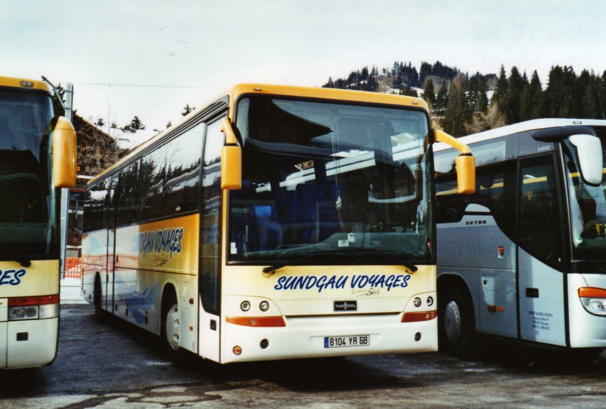 (124'312) - Aus Frankreich: Sundgau, Pfetterhouse - 8104 YR 68 - Van Hool am 24. Januar 2010 beim Bahnhof Saanenmser