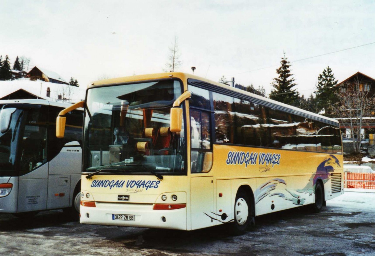 (124'313) - Aus Frankreich: Sundgau, Pfetterhouse - 3422 ZM 68 - Van Hool am 24. Januar 2010 beim Bahnhof Saanenmser