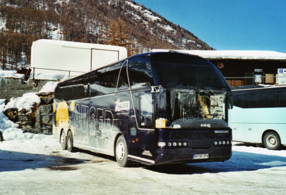 (124'324) - Aus Deutschland: Hauser, Rottweil - RW-BF 276 - Neoplan am 14. Februar 2010 in Saas-Fee, Postautostation