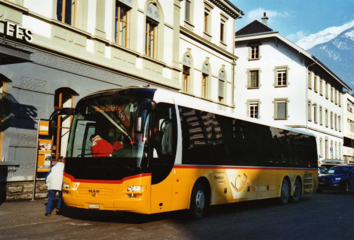 (124'327) - PostAuto Wallis - VS 243'892 - MAN am 14. Februar 2010 beim Bahnhof Brig