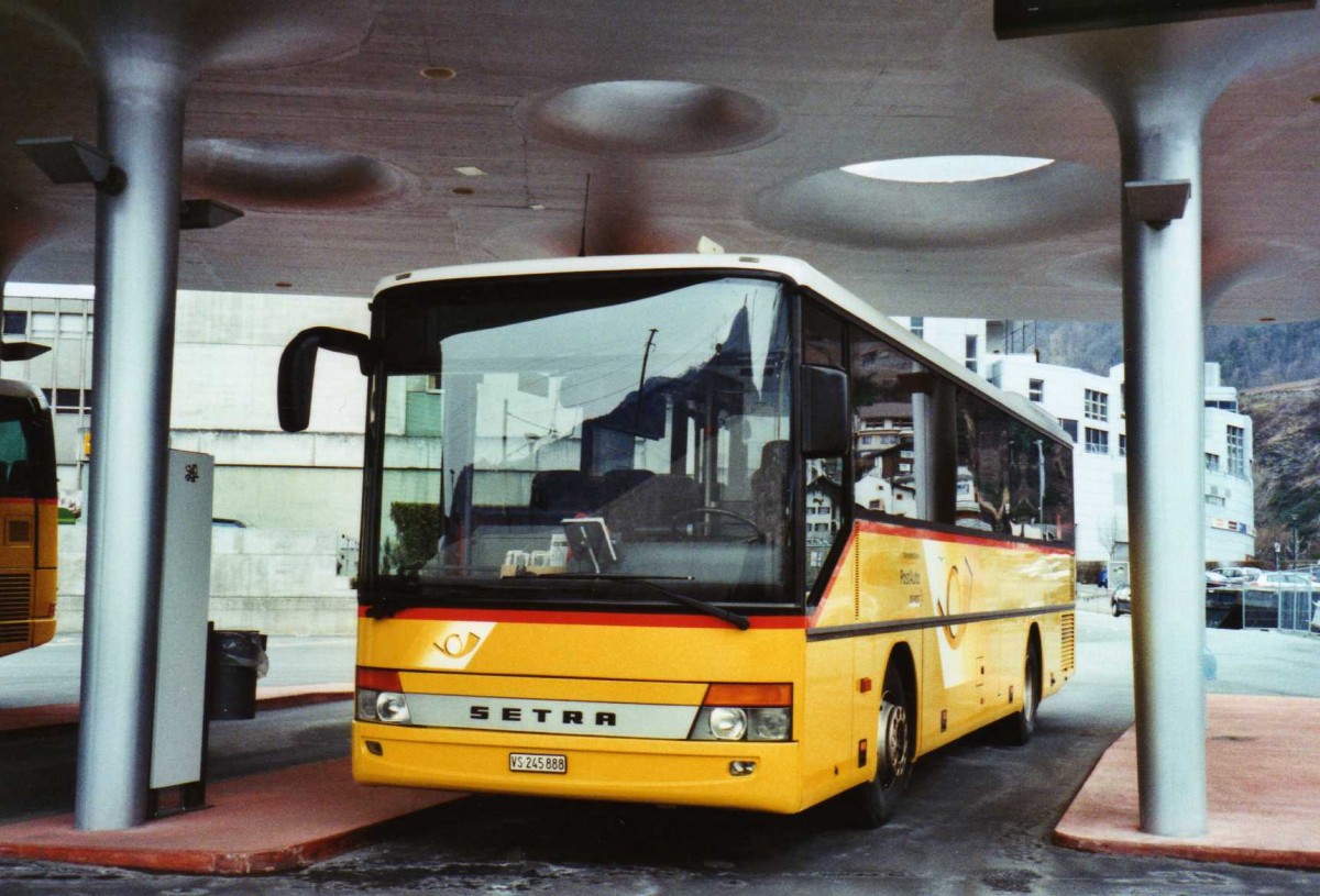 (124'723) - Autotour, Visp - VS 245'888 - Setra am 9. Mrz 2010 beim Bahnhof Visp