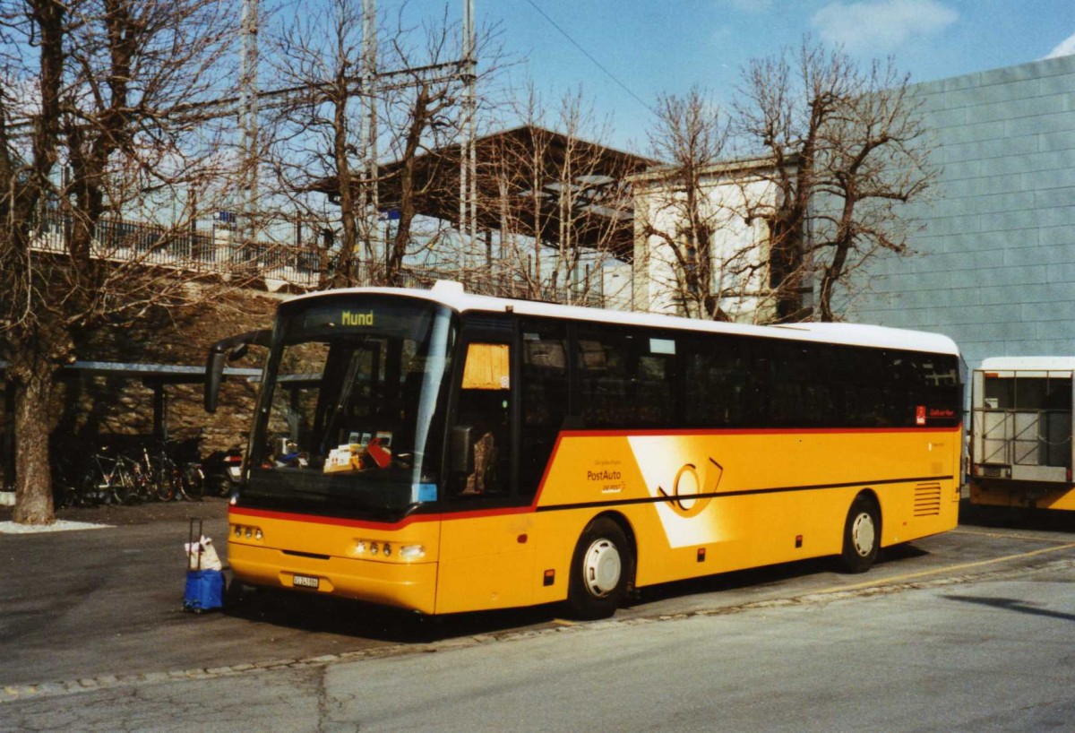 (124'826) - PostAuto Wallis - VS 243'886 - Neoplan (ex P 25'152) am 12. Mrz 2010 beim Bahnhof Brig