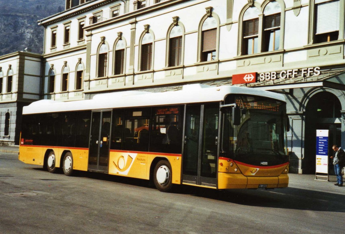 (124'831) - In Albon, Visp - VS 32'092 - Scania/Hess am 12. Mrz 2010 beim Bahnhof Brig