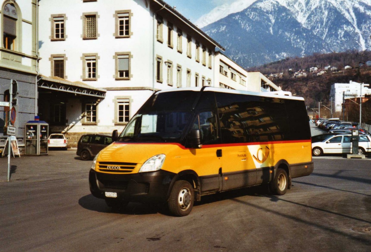 (124'903) - PostAuto Wallis - VS 241'973 - Iveco am 12. Mrz 2010 beim Bahnhof Brig