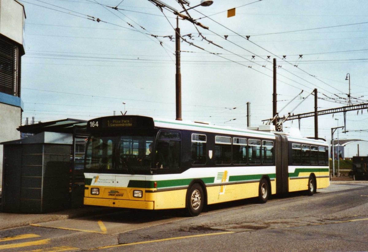 (125'212) - TN Neuchtel - Nr. 164 - FBW/Hess Gelenktrolleybus am 22. Mrz 2010 beim Bahnhof Marin