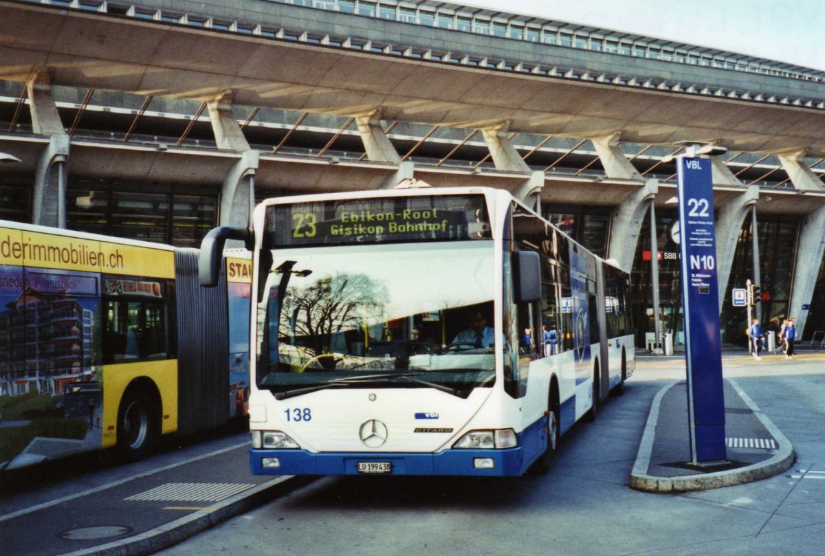 (125'527) - VBL Luzern - Nr. 138/LU 199'438 - Mercedes am 24. April 2010 beim Bahnhof Luzern