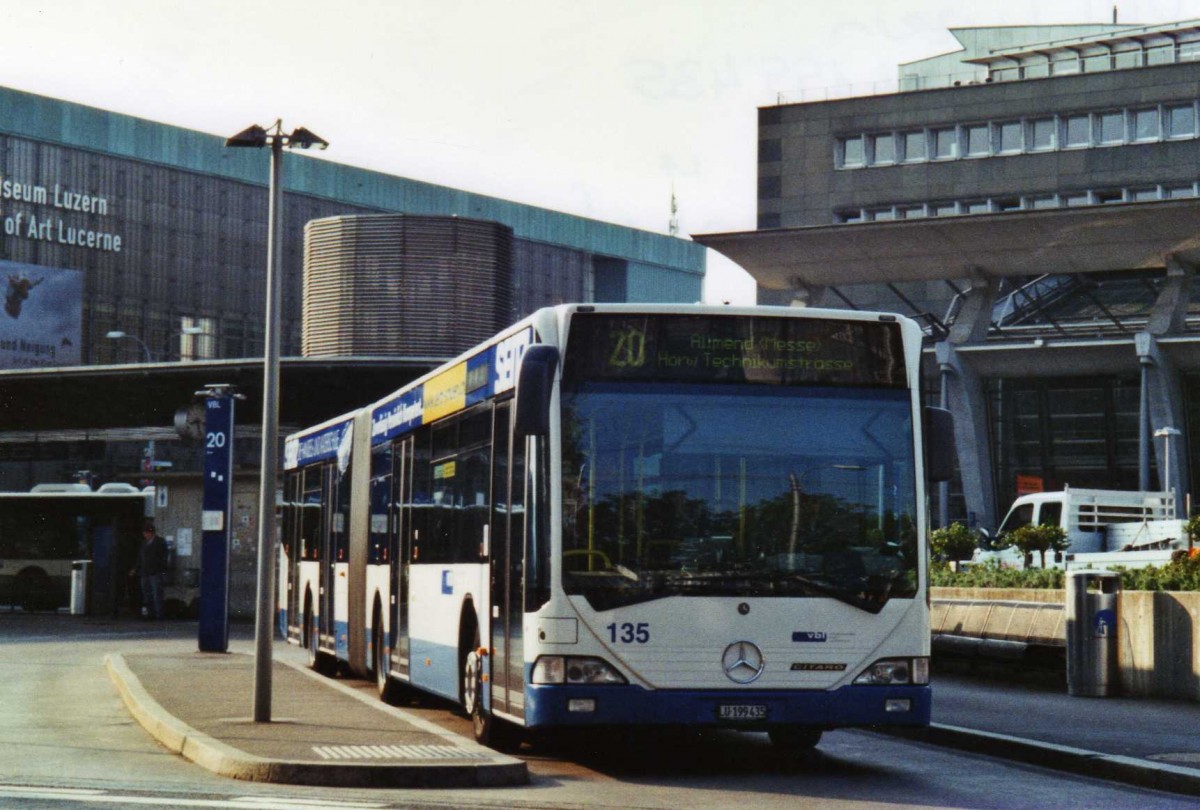 (125'537) - VBL Luzern - Nr. 135/LU 199'435 - Mercedes am 24. April 2010 beim Bahnhof Luzern