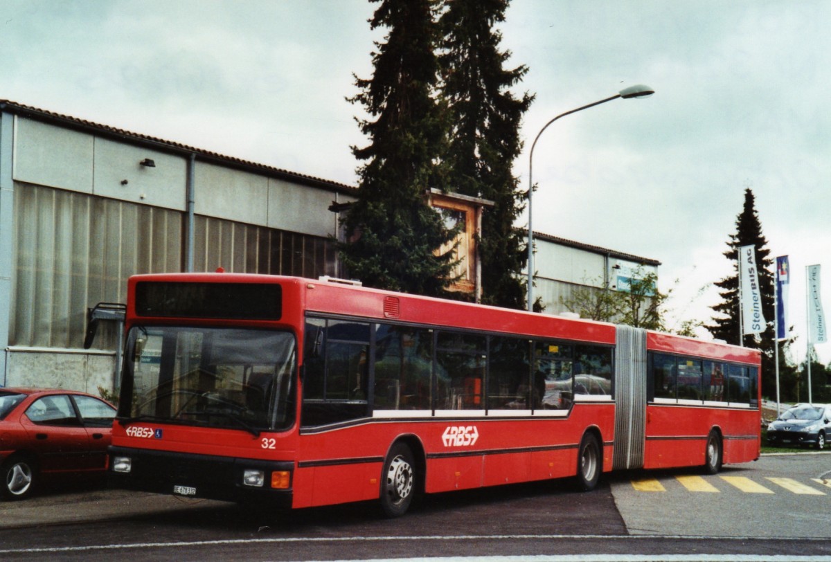 (126'135) - RBS Worblaufen - Nr. 32/BE 678'332 - MAN (ex Bernmobil, Bern Nr. 215) am 13. Mai 2010 in Ortschwaben, Garage Steiner