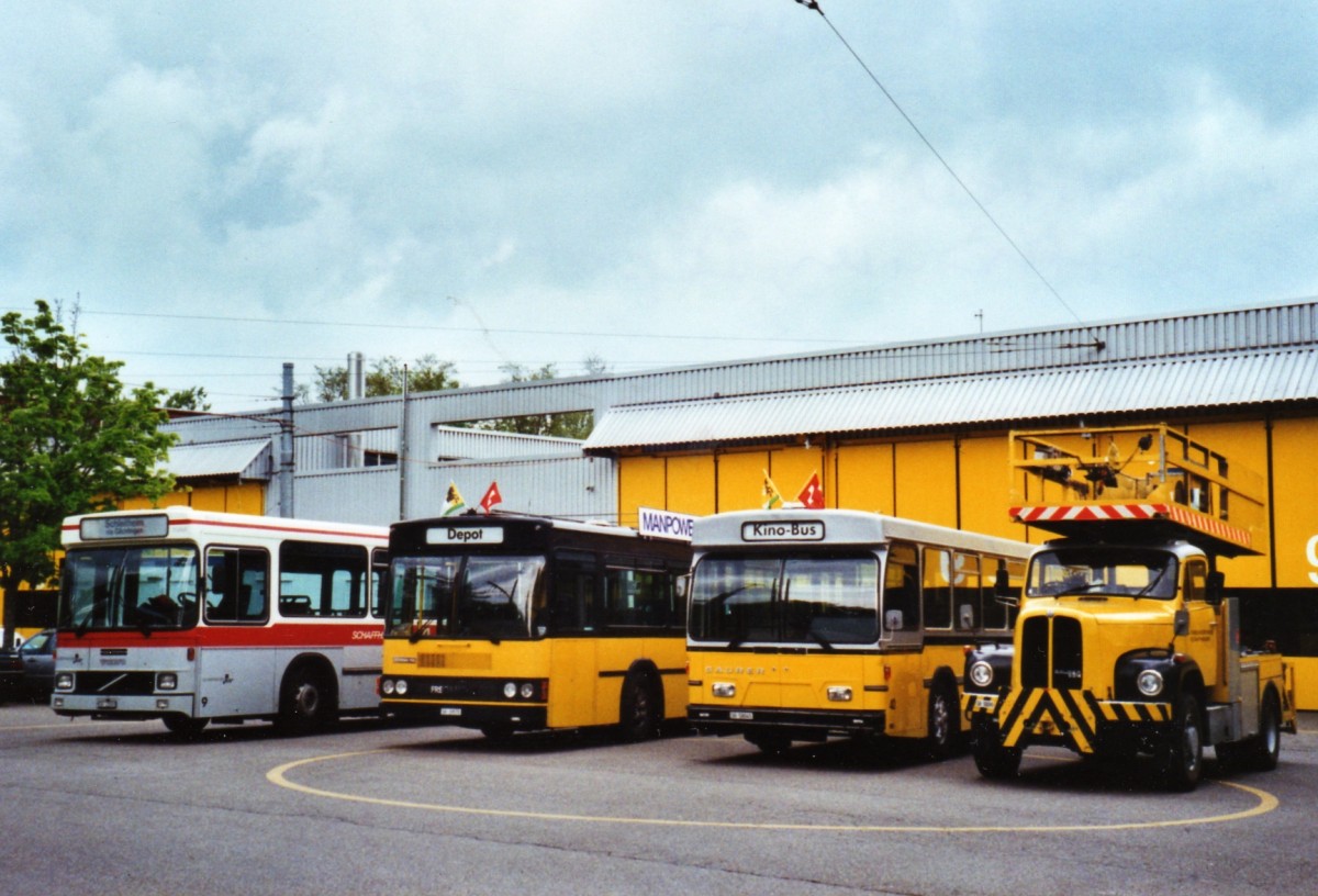 (126'320) - SB Schaffhausen - Nr. 9/SH 12'509 - Volvo/Hess (ex RVSH Schaffhausen Nr. 9; ex ASS Schleitheim Nr. 9; ex ASS Schleitheim Nr. 19) + Ruklic, Schaffhausen - SH 39'570 - Scania/FHS (ex VBSH Schaffhausen Nr. 36; ex VBSH Schaffhausen Nr. 1) + Wanner, Schleitheim - Nr. 40/SH 58'045 - Saurer/Hess (ex Ruklic, Schaffhausen; ex VBSH Schaffhausen Nr. 40; ex VBSH Schaffhausen Nr. 19) am 16. Mai 2010 in Schaffhausen, Busdepot VBSH (mit Turmwagen Saurer Nr. 90/SH 38'090)