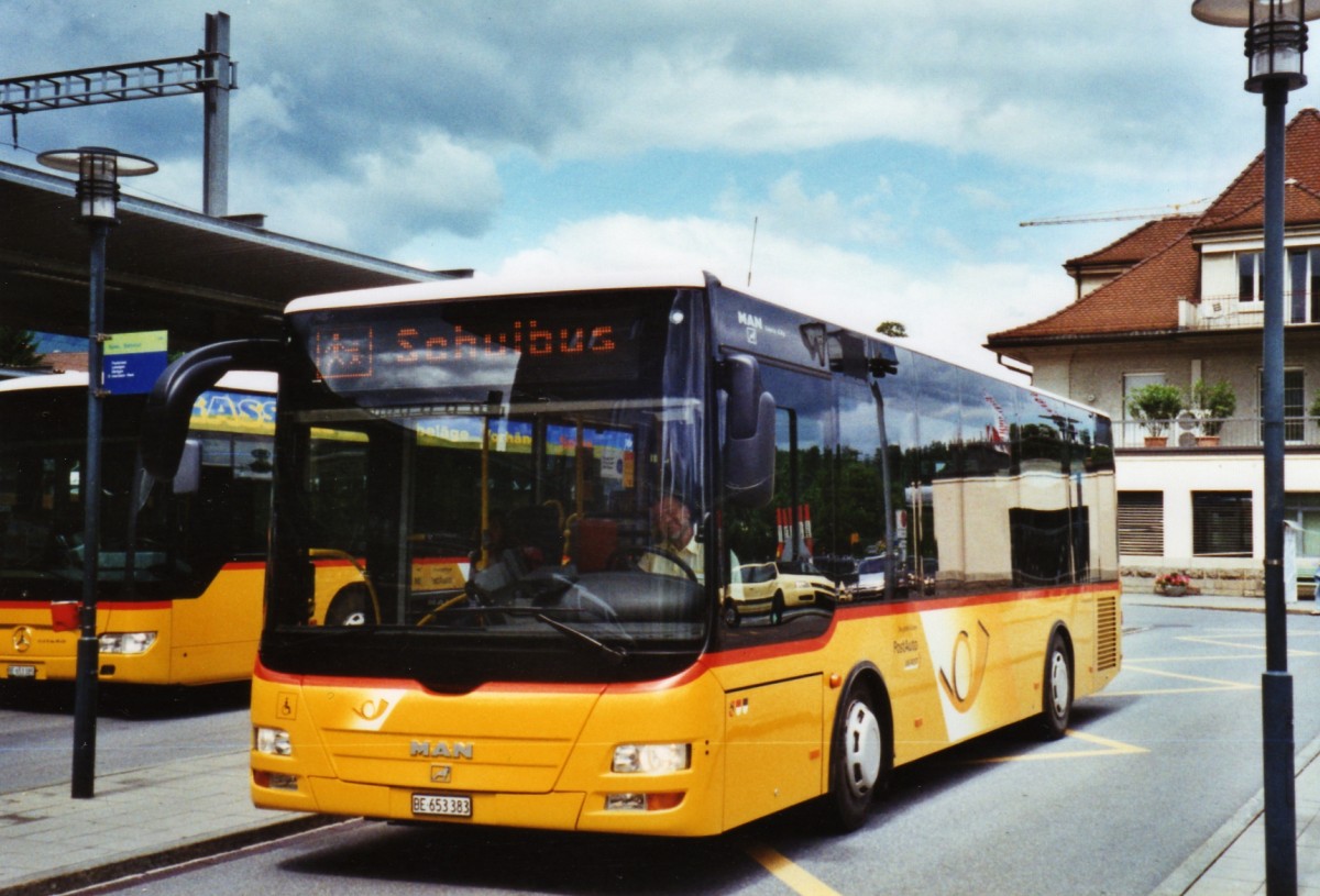 (126'735) - PostAuto Bern - BE 653'383 - MAN/Gppel am 31. Mai 2010 beim Bahnhof Spiez