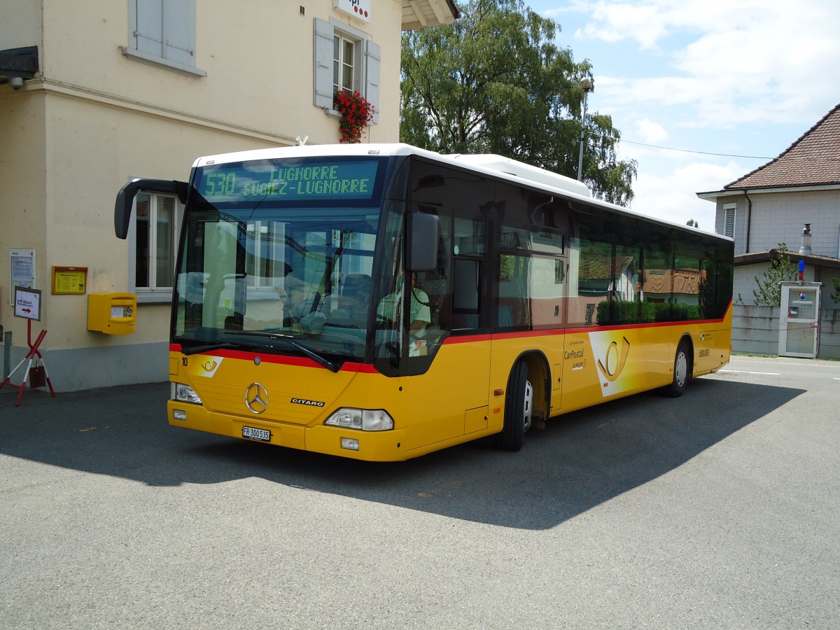 (128'081) - Petter, Lugnorre - Nr. 10/FR 300'535 - Mercedes am 26. Juli 2010 beim Bahnhof Sugiez